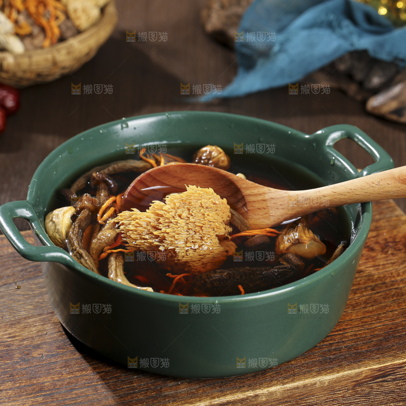 木底上的菌菇汤