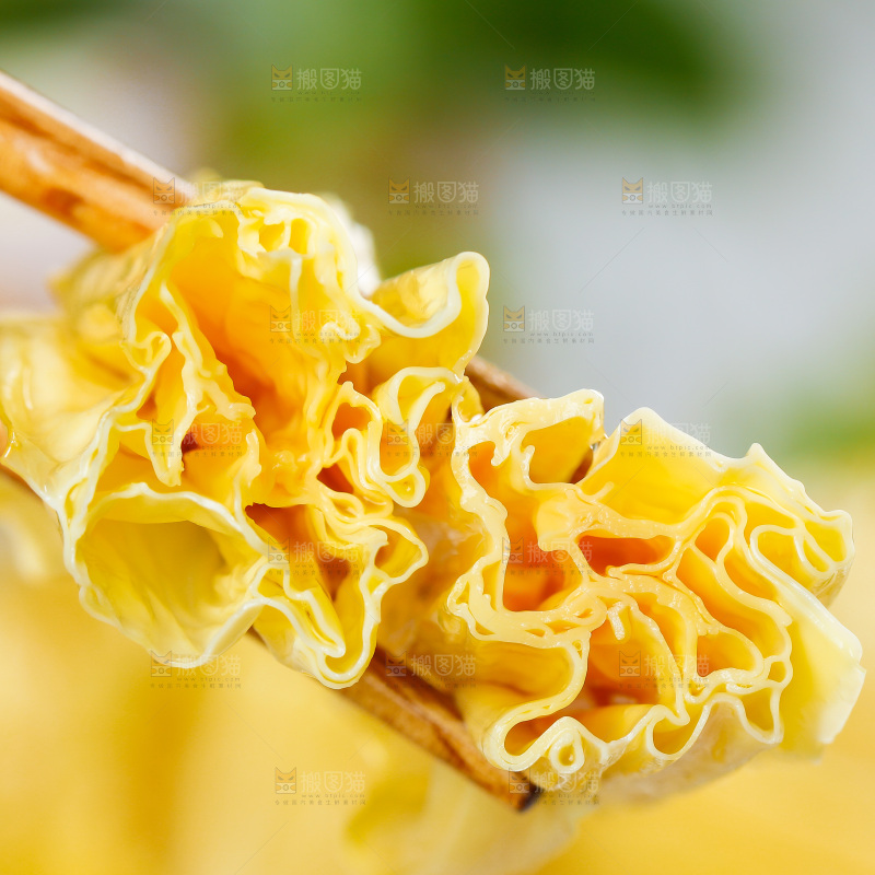 碟子里装着腐竹段