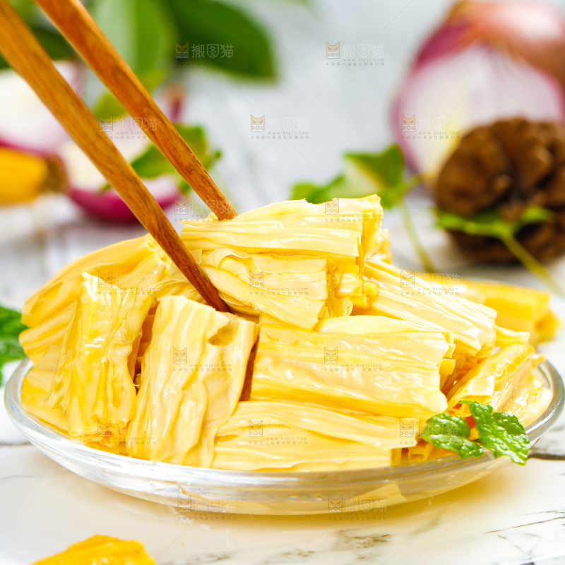 碟子里装着腐竹段