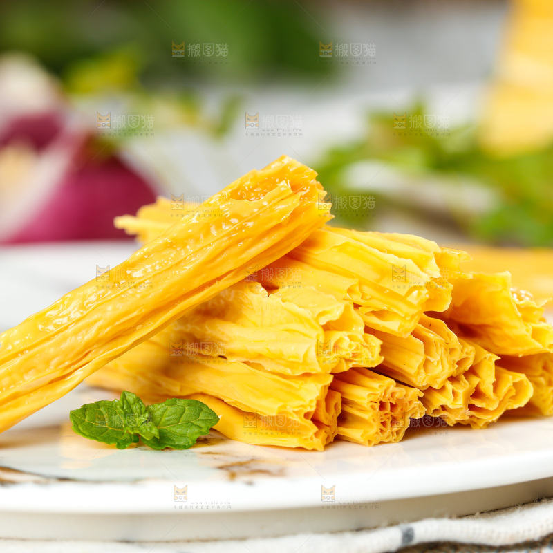 格子底上放着腐竹