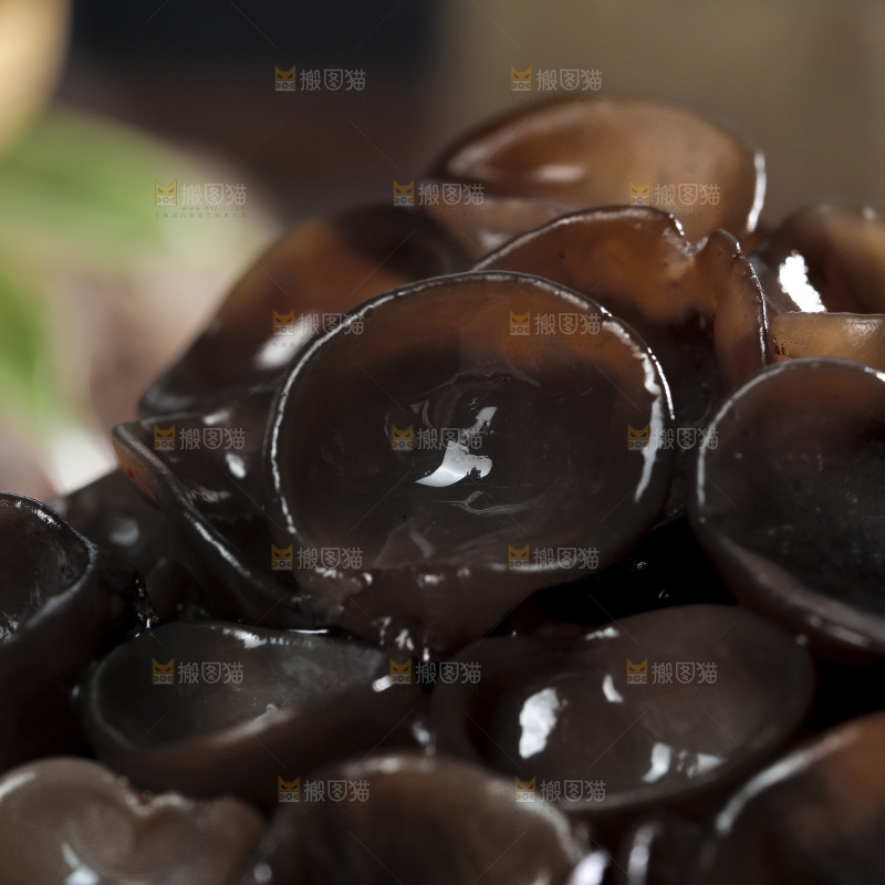 碗里装着泡发的小碗耳