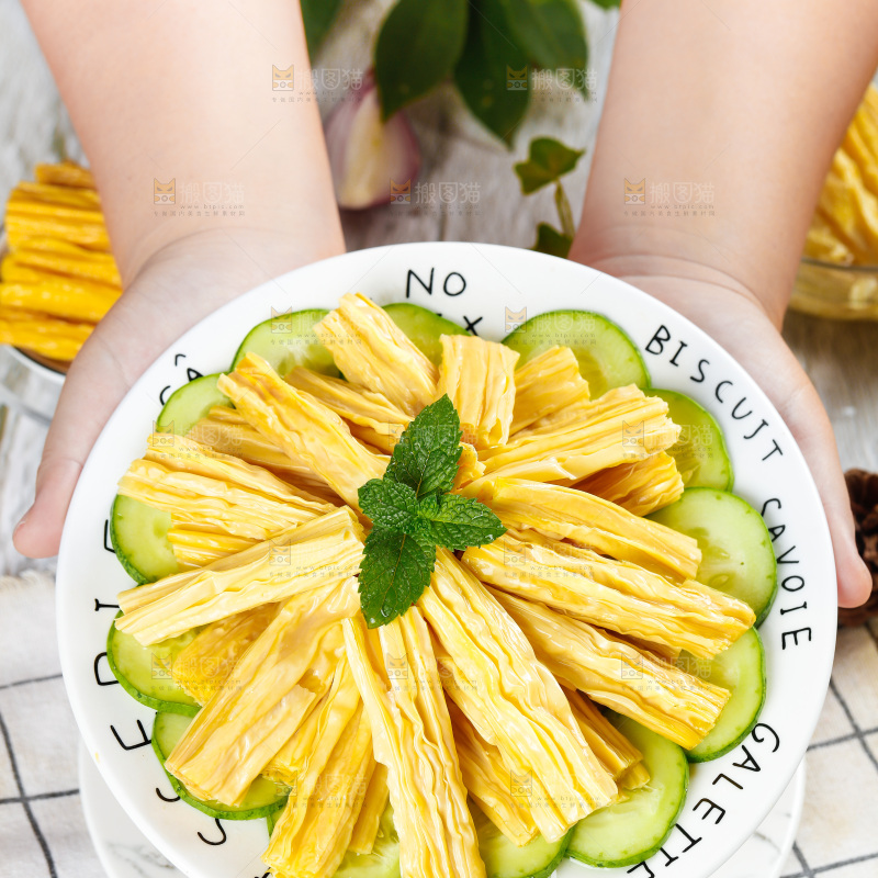 格子底上放着腐竹