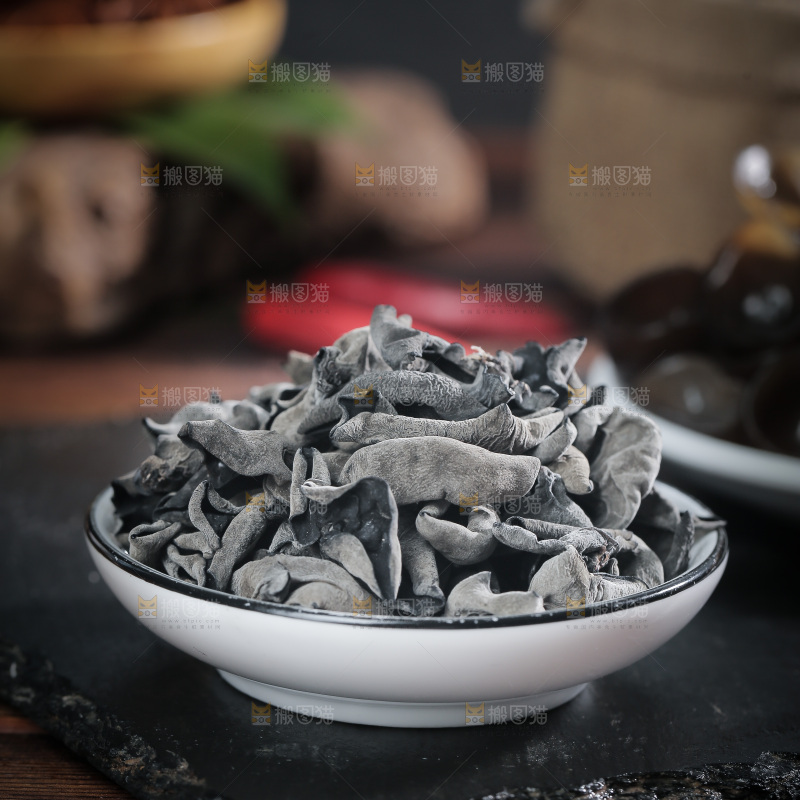 碗里装着小碗耳