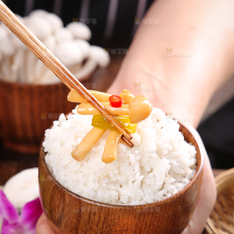 深底上的炒白玉菇