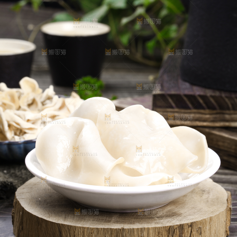 木底上的白木耳