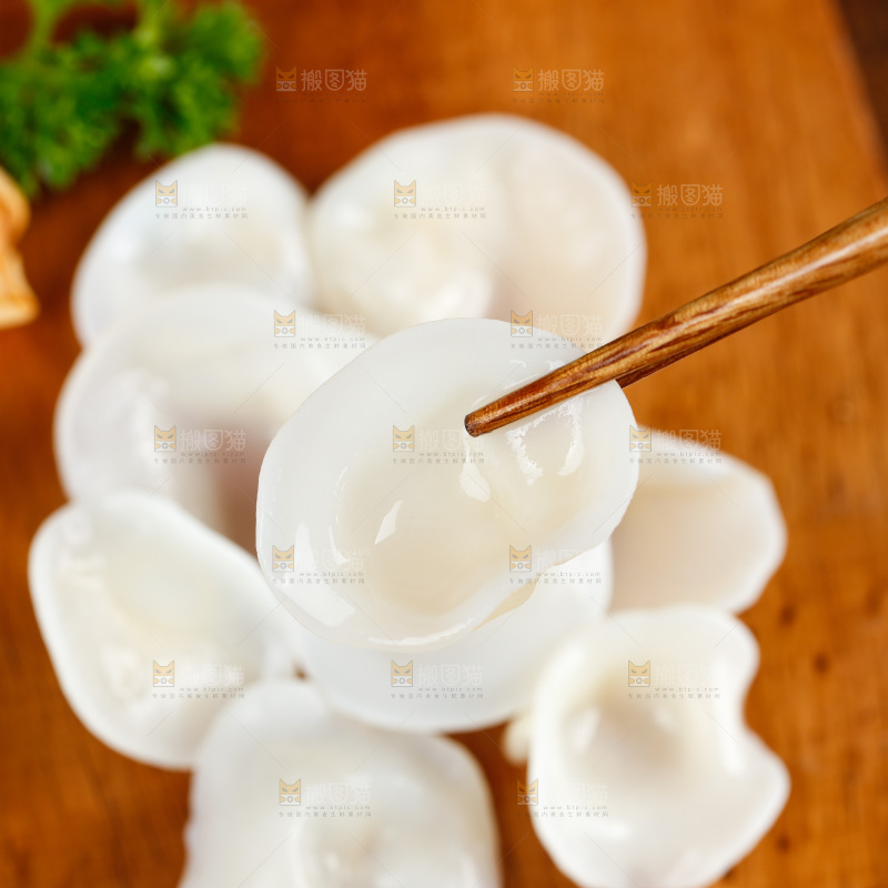 木底上的白木耳