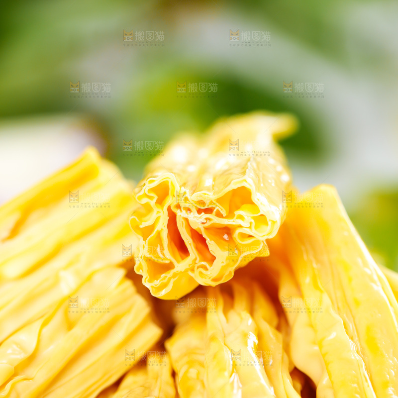 格子底上放着腐竹