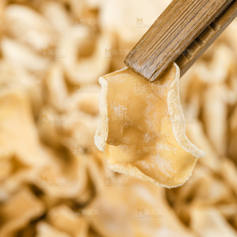木底上的白木耳