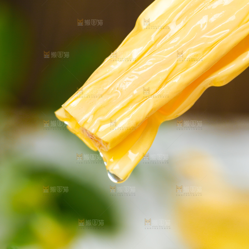 格子底上放着腐竹
