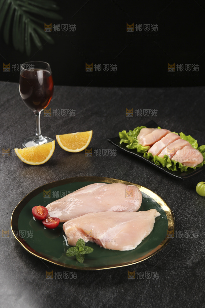 黑底上的鸡胸肉