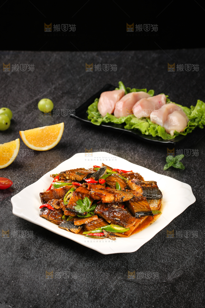 深底上的红烧鲅鱼