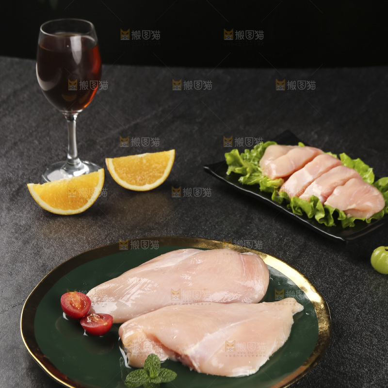 黑底上的鸡胸肉