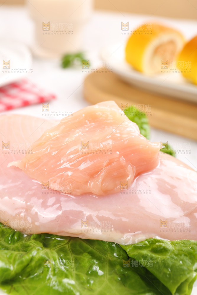 浅底上的新鲜鸡胸肉