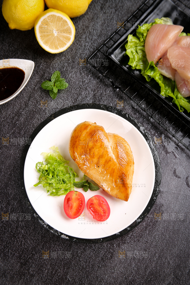 深底上的鸡胸肉