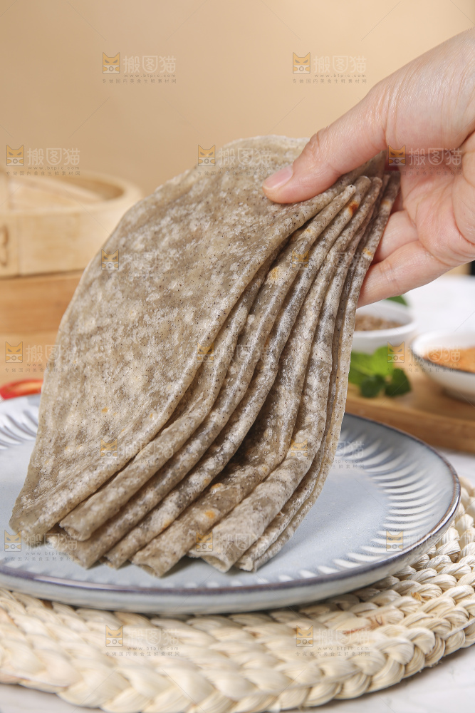 浅底上的全麦卷饼