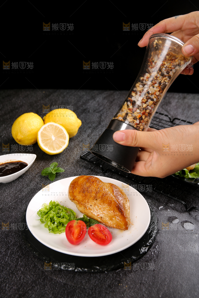 深底上的鸡胸肉