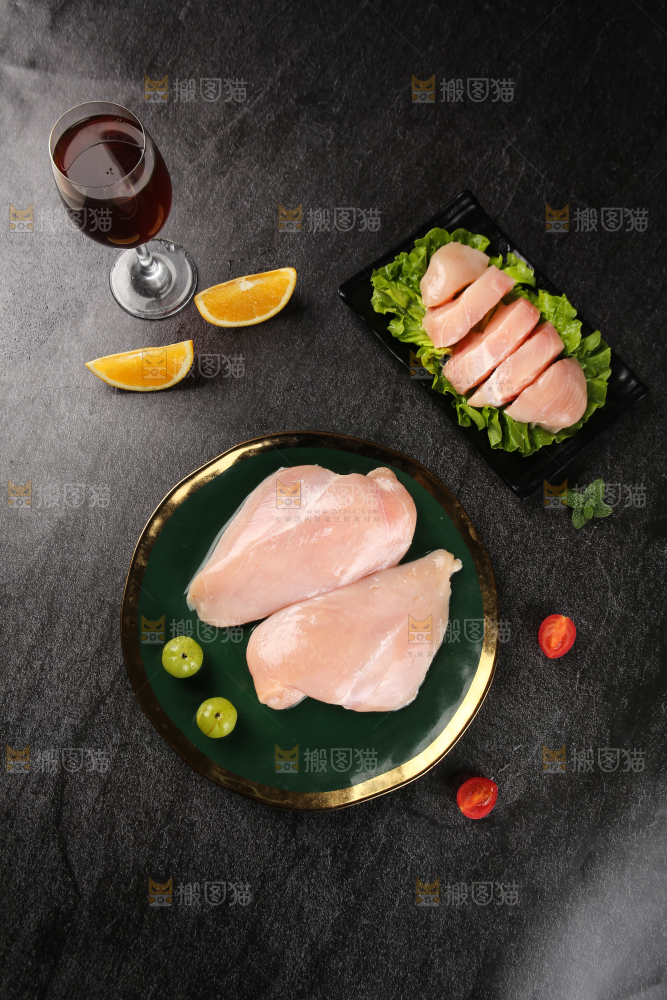 黑底上的鸡胸肉