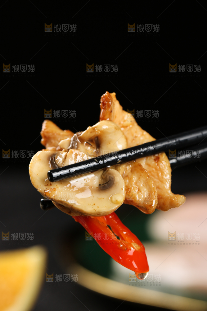 深底上的口蘑炒肉片