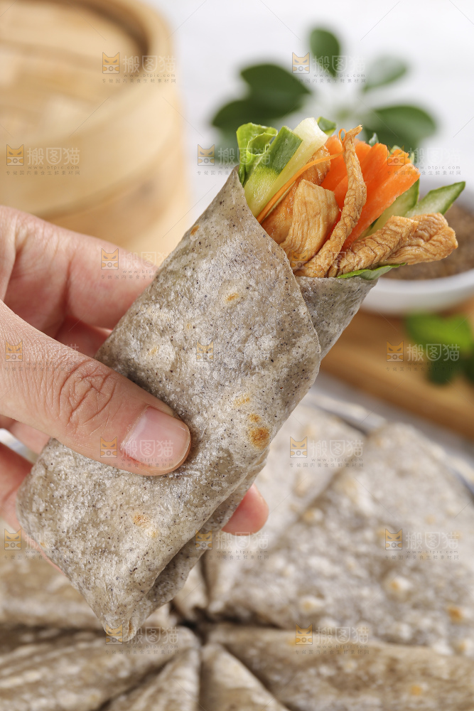 浅底上的全麦卷饼