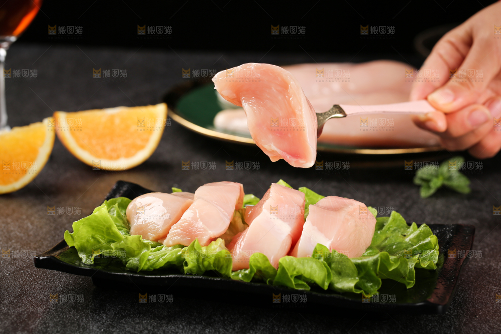 黑底上的鸡胸肉