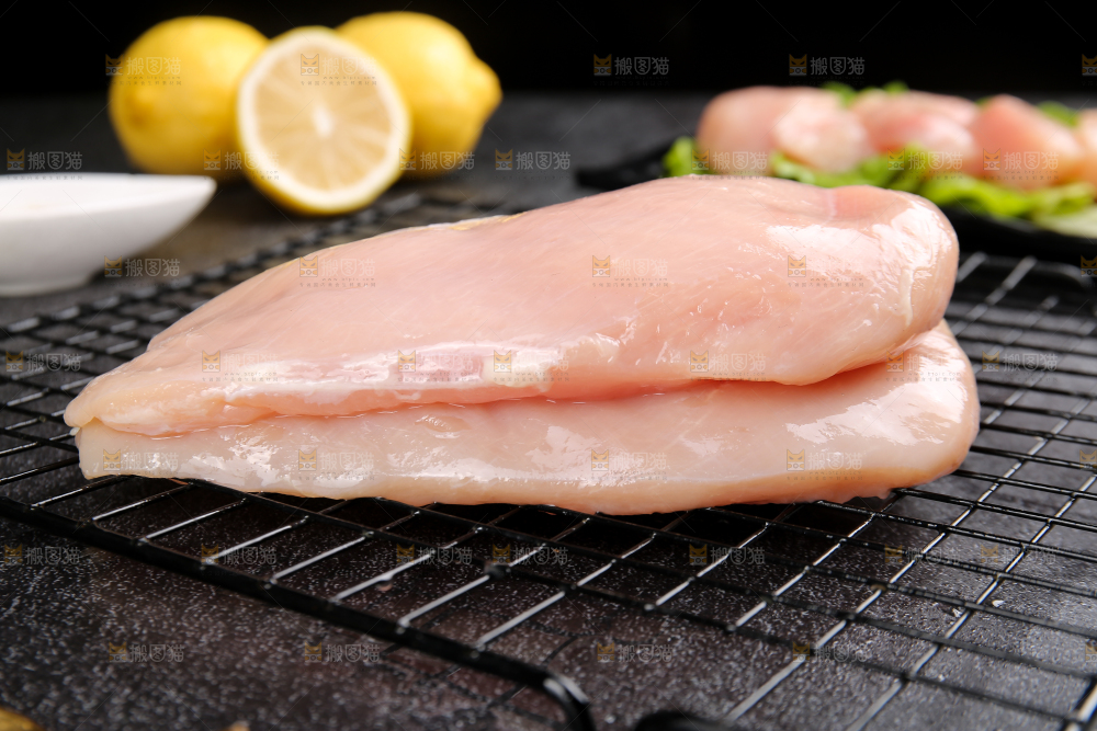 深底上的鸡胸肉