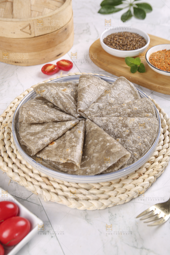 浅底上的全麦卷饼