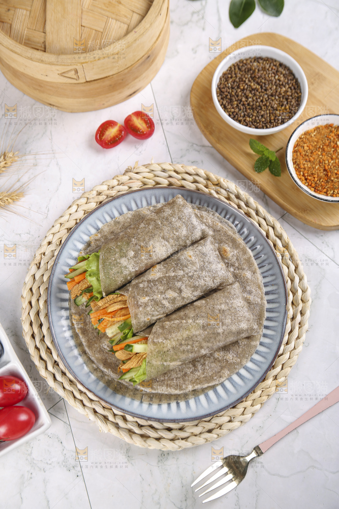 浅底上的全麦卷饼