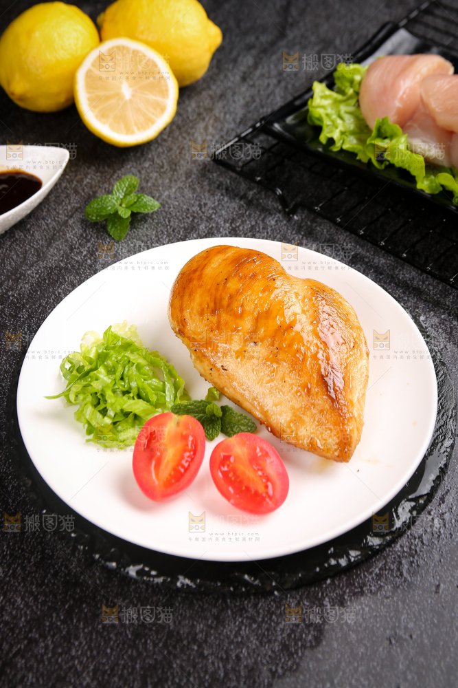 深底上的鸡胸肉