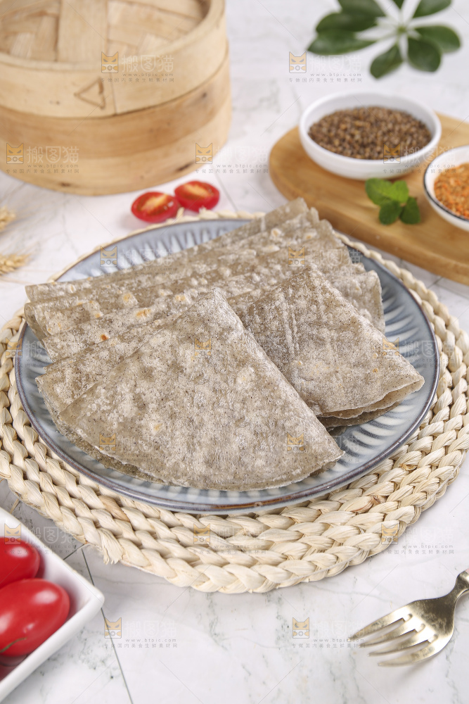 浅底上的全麦卷饼