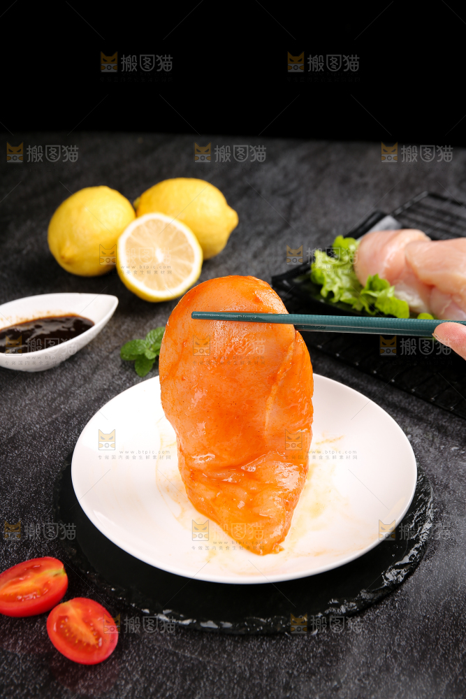 深底上的鸡胸肉