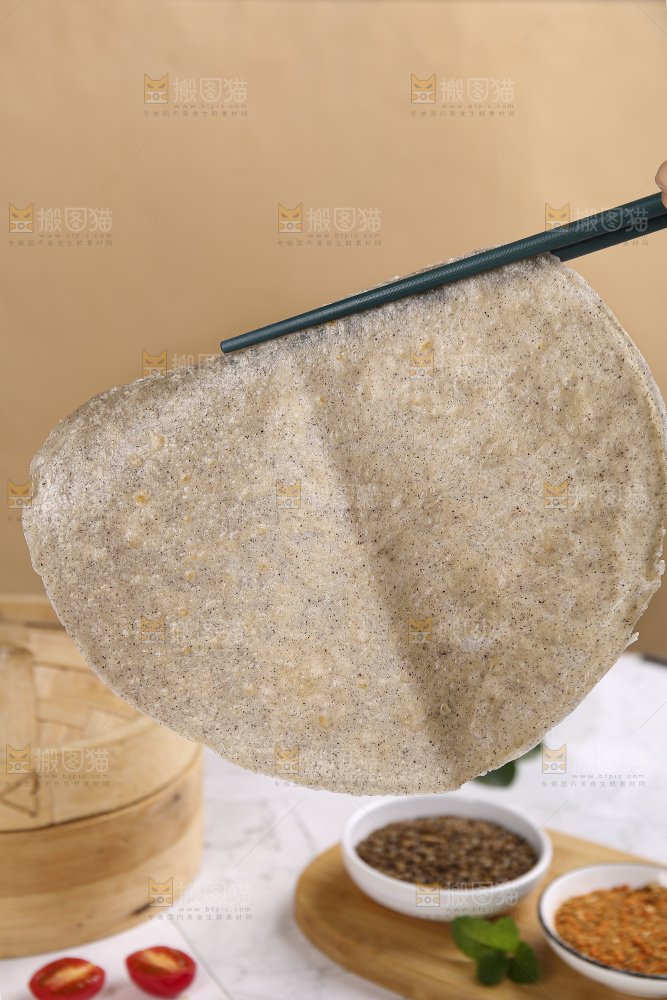 浅底上的全麦卷饼