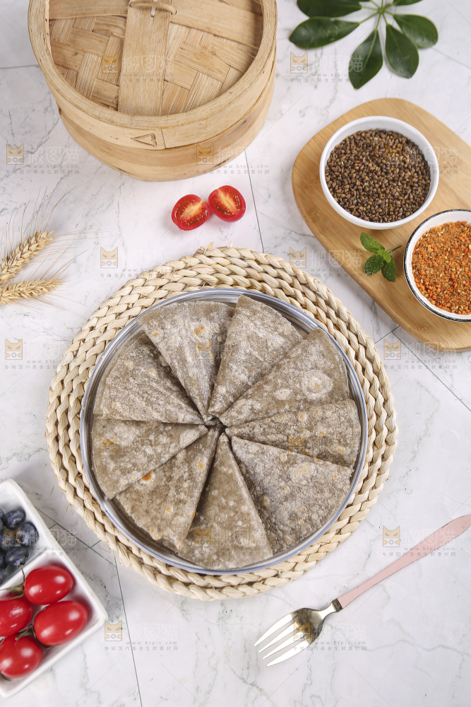 浅底上的全麦卷饼