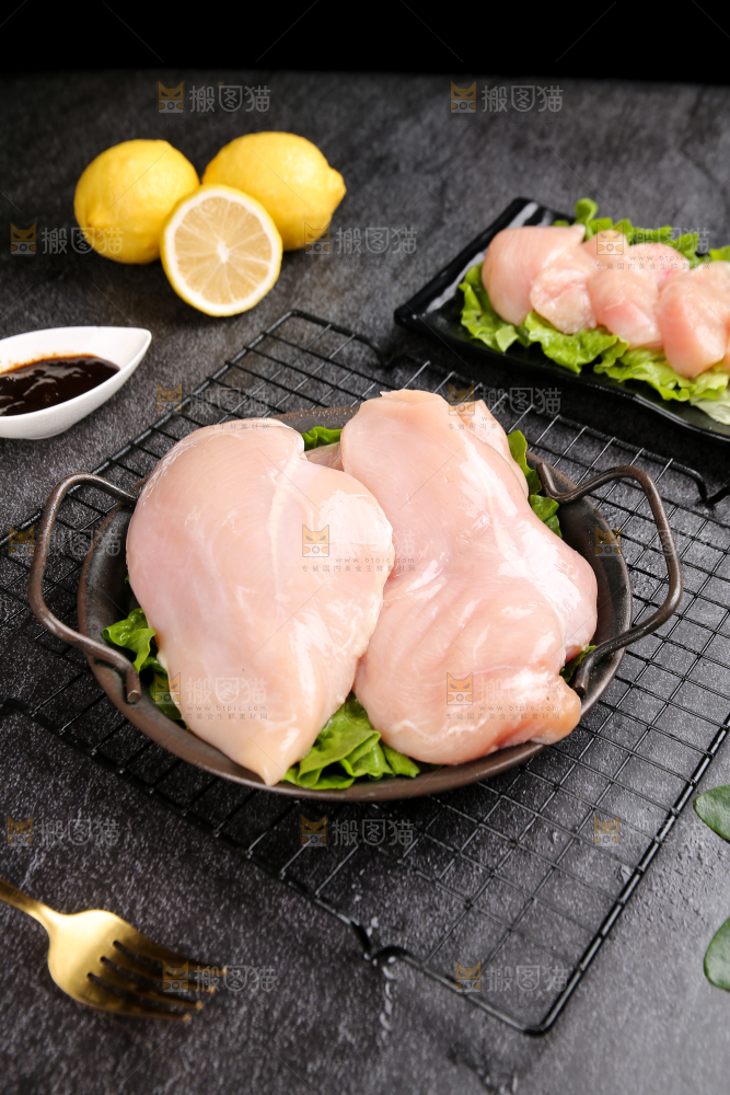 深底上的鸡胸肉