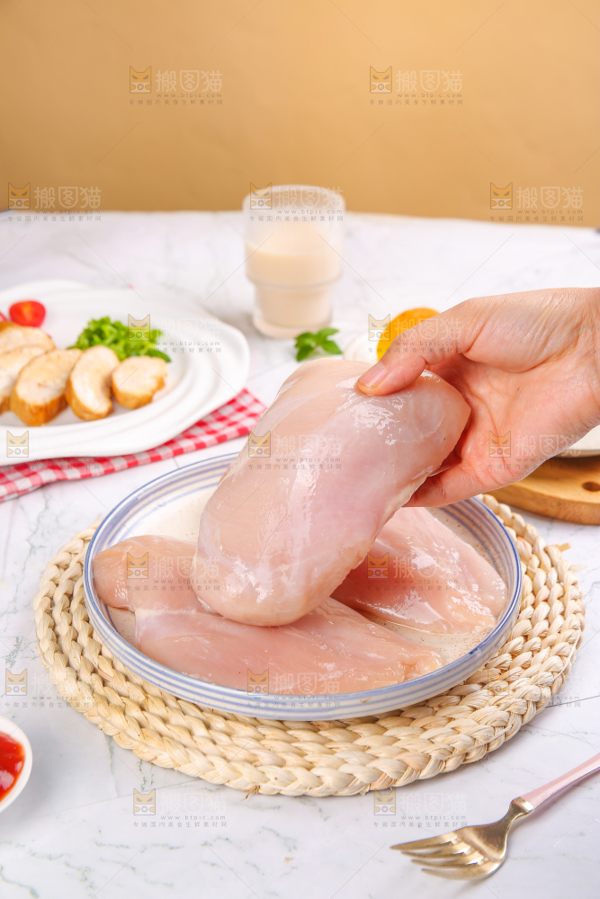 浅底上的新鲜鸡胸肉