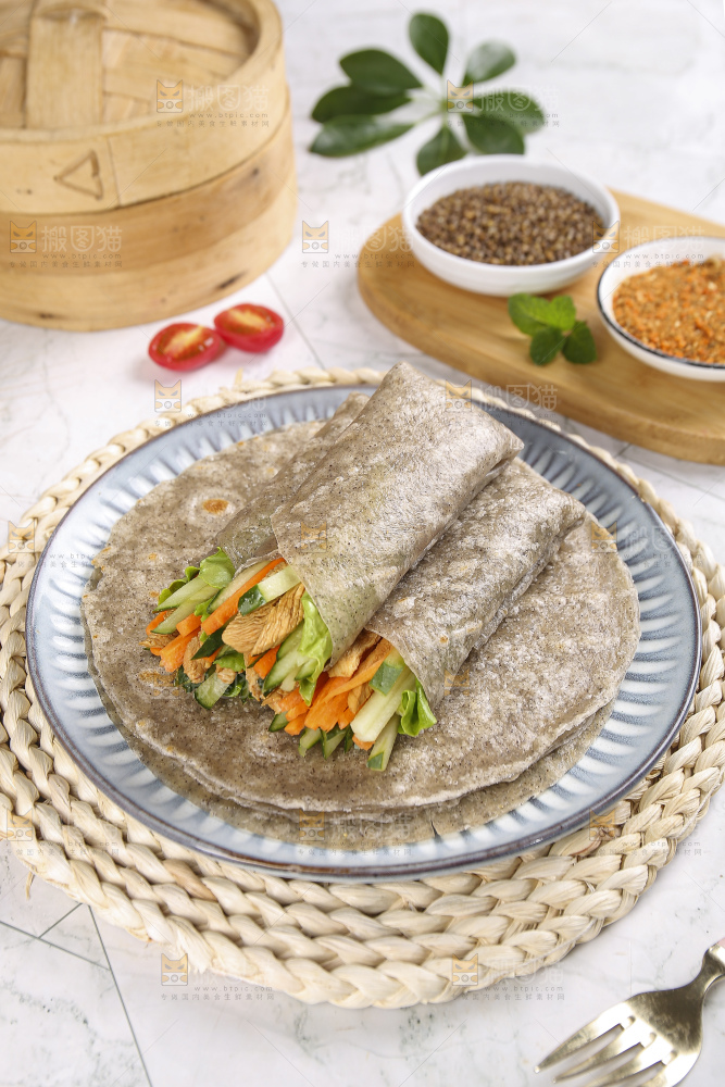 浅底上的全麦卷饼
