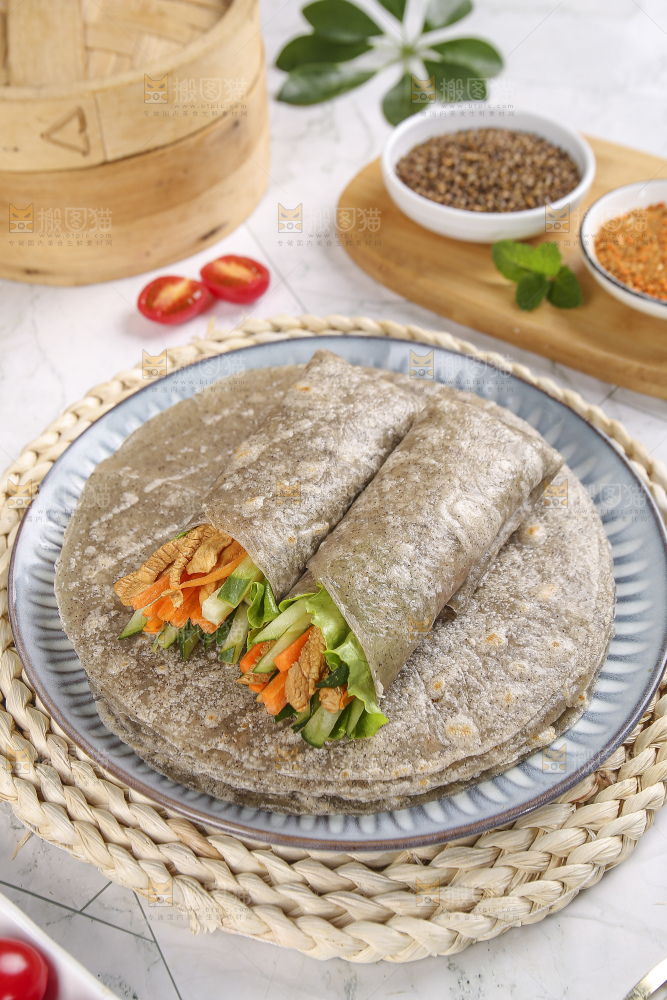 浅底上的全麦卷饼