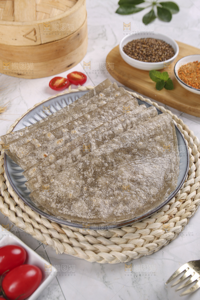浅底上的全麦卷饼