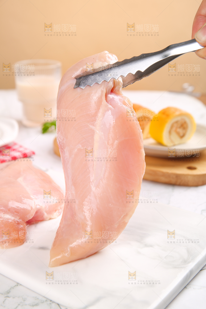 浅底上的新鲜鸡胸肉