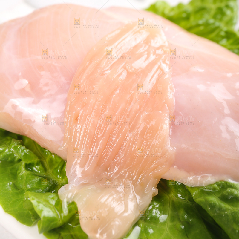 浅底上的新鲜鸡胸肉