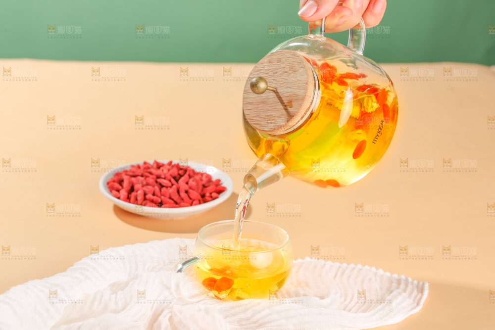 浅底上的红枸杞