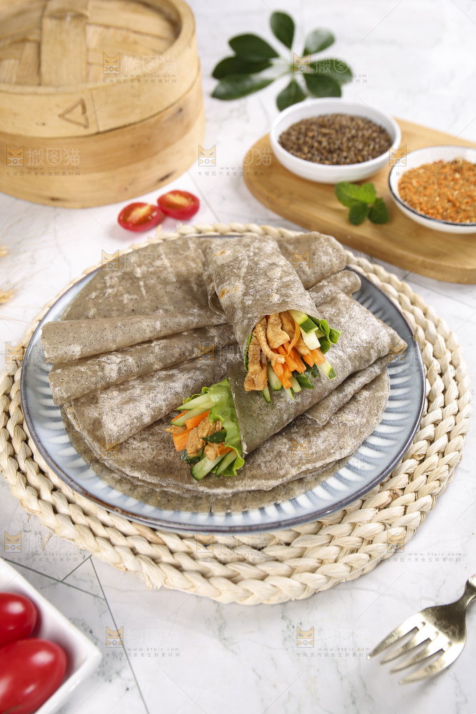 浅底上的全麦卷饼