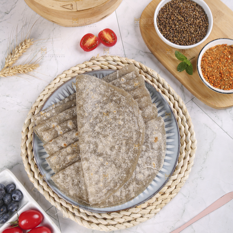 浅底上的全麦卷饼
