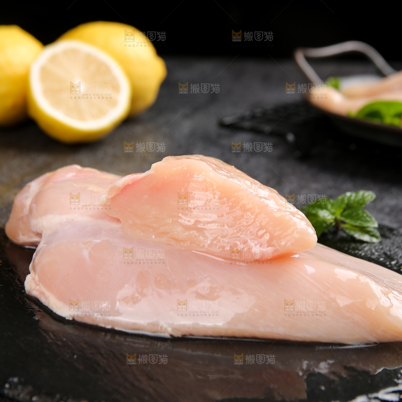深底上的鸡胸肉