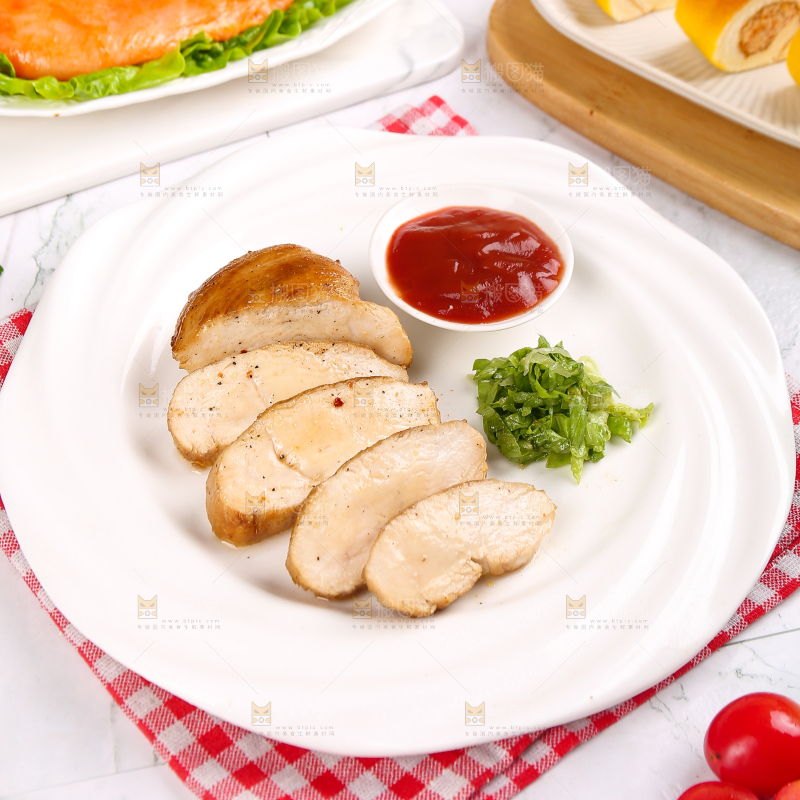 浅底上的新鲜鸡胸肉