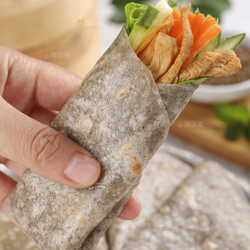 浅底上的全麦卷饼