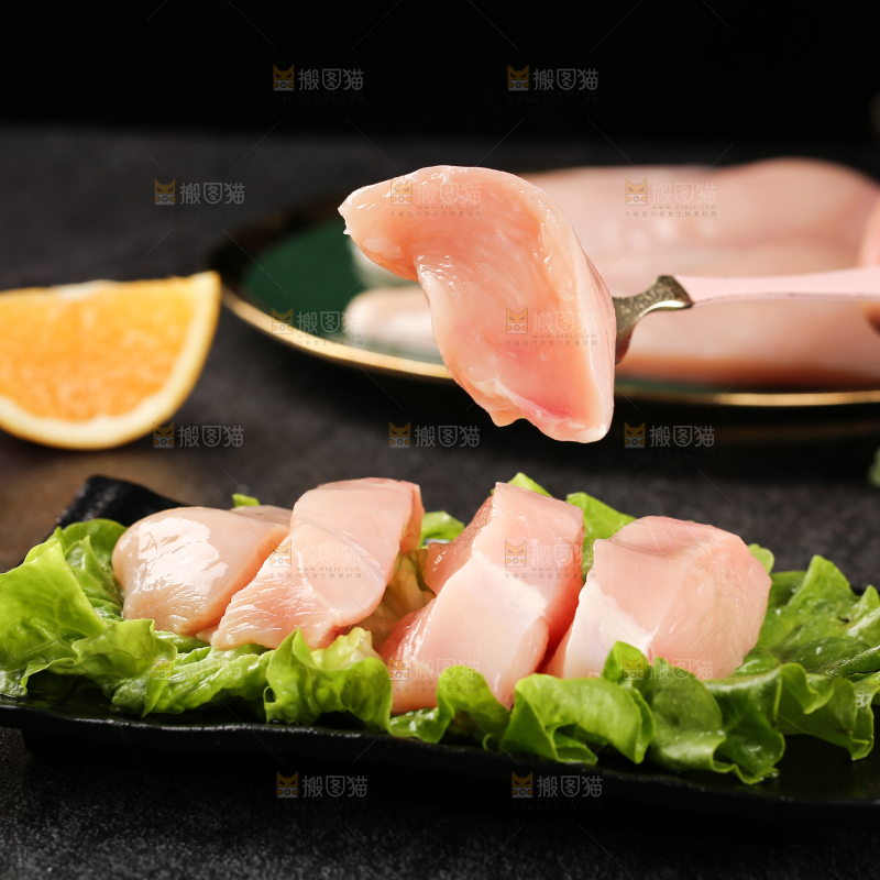 黑底上的鸡胸肉