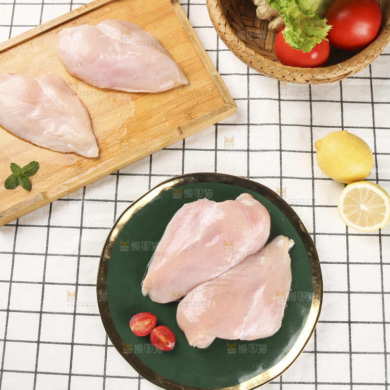 浅底上的新鲜鸡胸肉