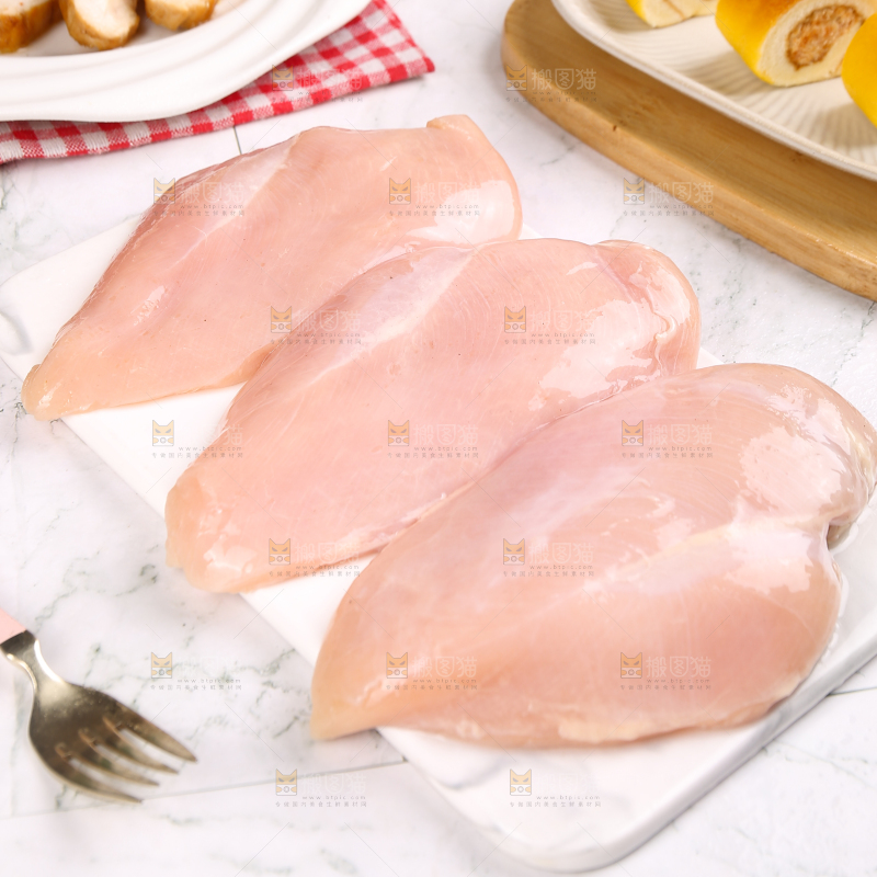 浅底上的新鲜鸡胸肉