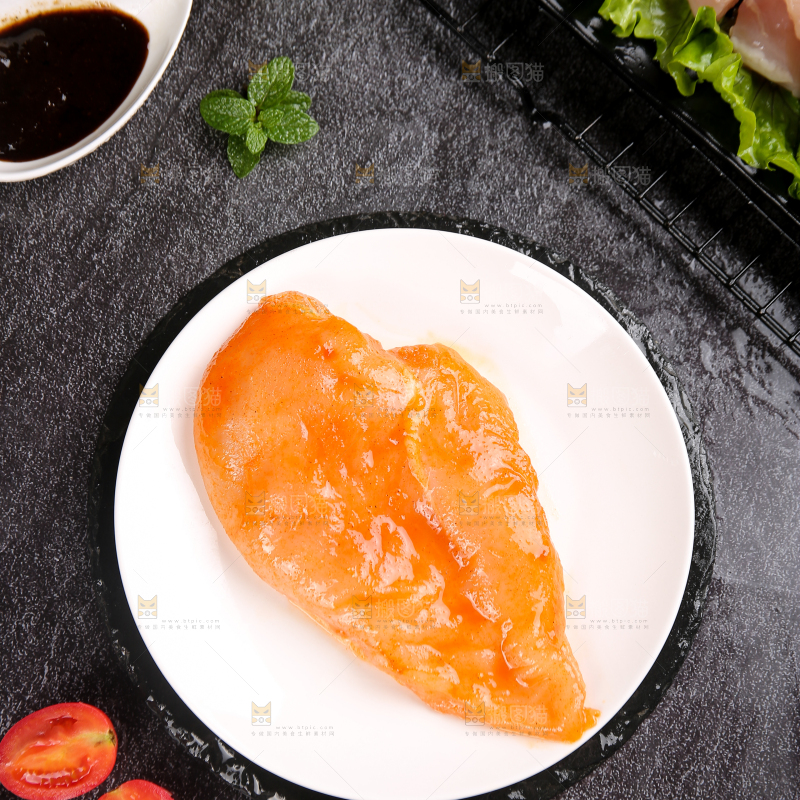深底上的鸡胸肉