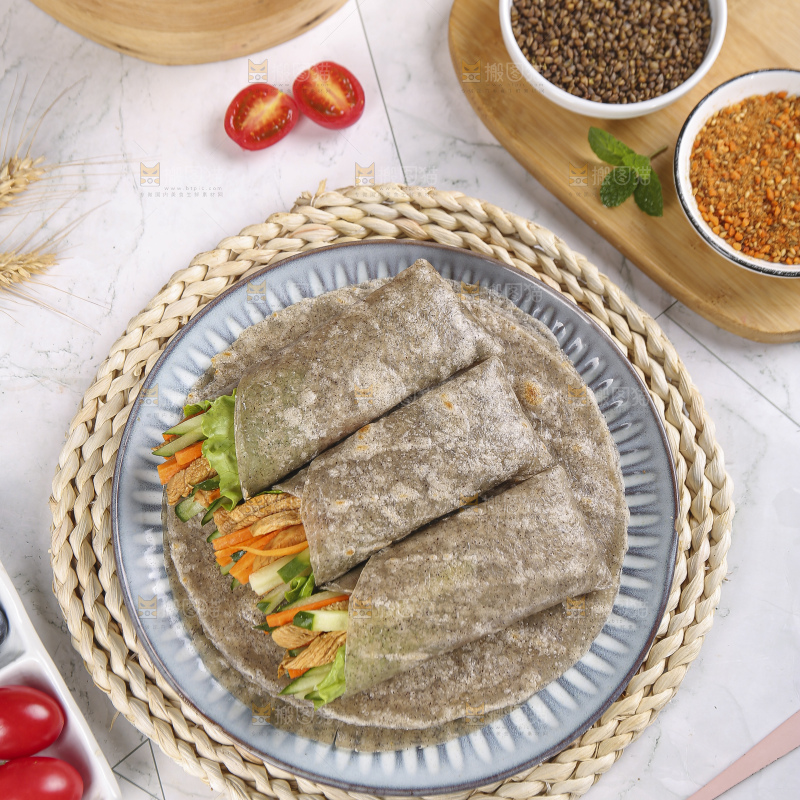 浅底上的全麦卷饼